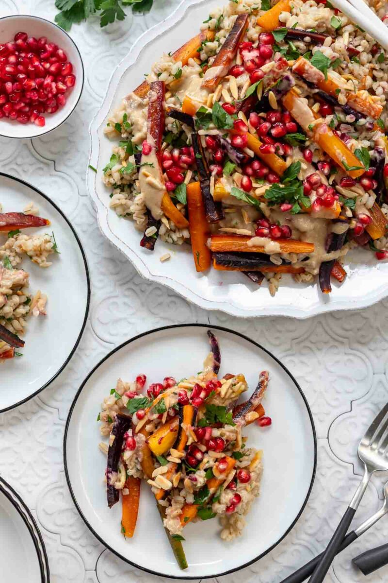 Salat mit gerösteten Karotten und Gerste (Rollgerste/Graupen) plus Tahini-Dressing