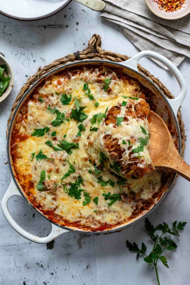 Spaghettikürbis mit Hackfleisch, Tomatensosse und Käse Auflauf Rezept