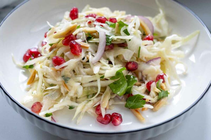bunter Krautsalat mit Granatapfel und Mandeln