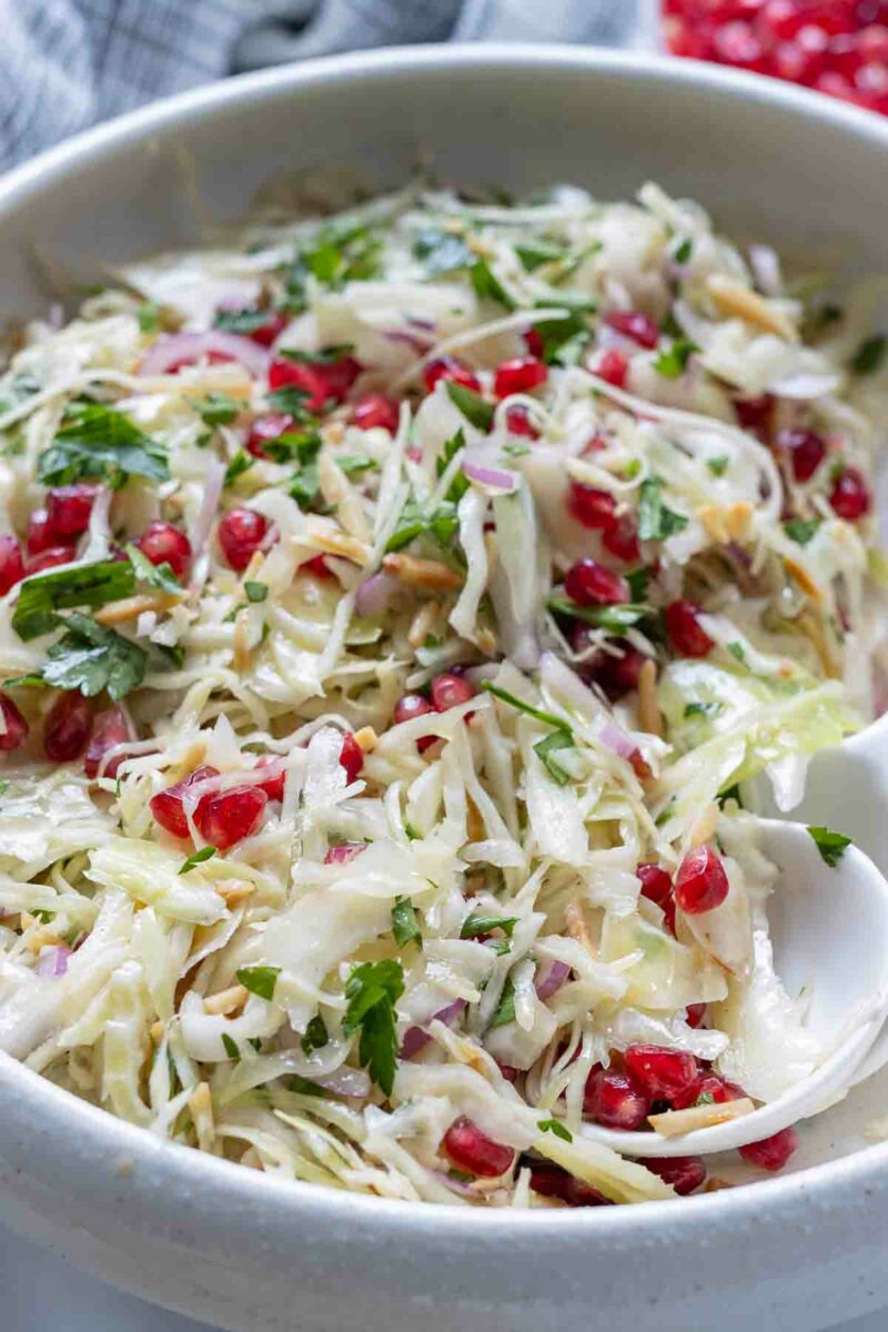 bunter Krautsalat mit Granatapfel und Mandeln