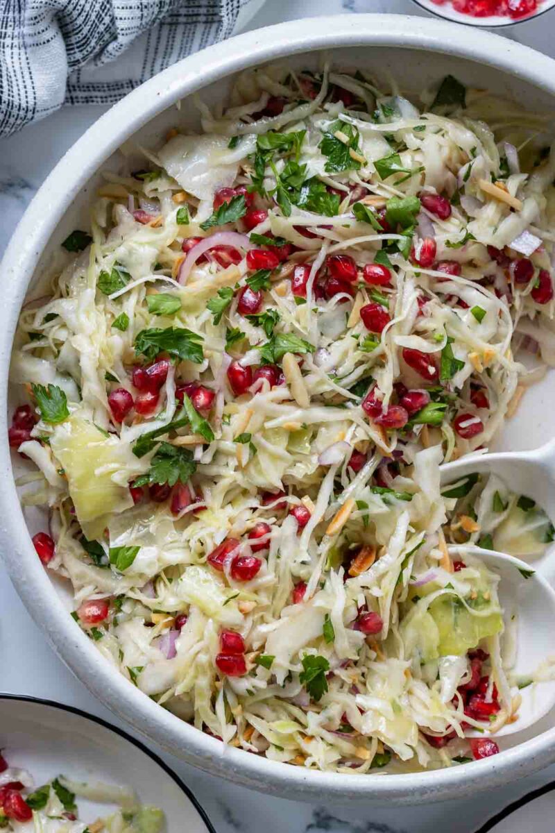 bunter Krautsalat mit Granatapfel und Mandeln