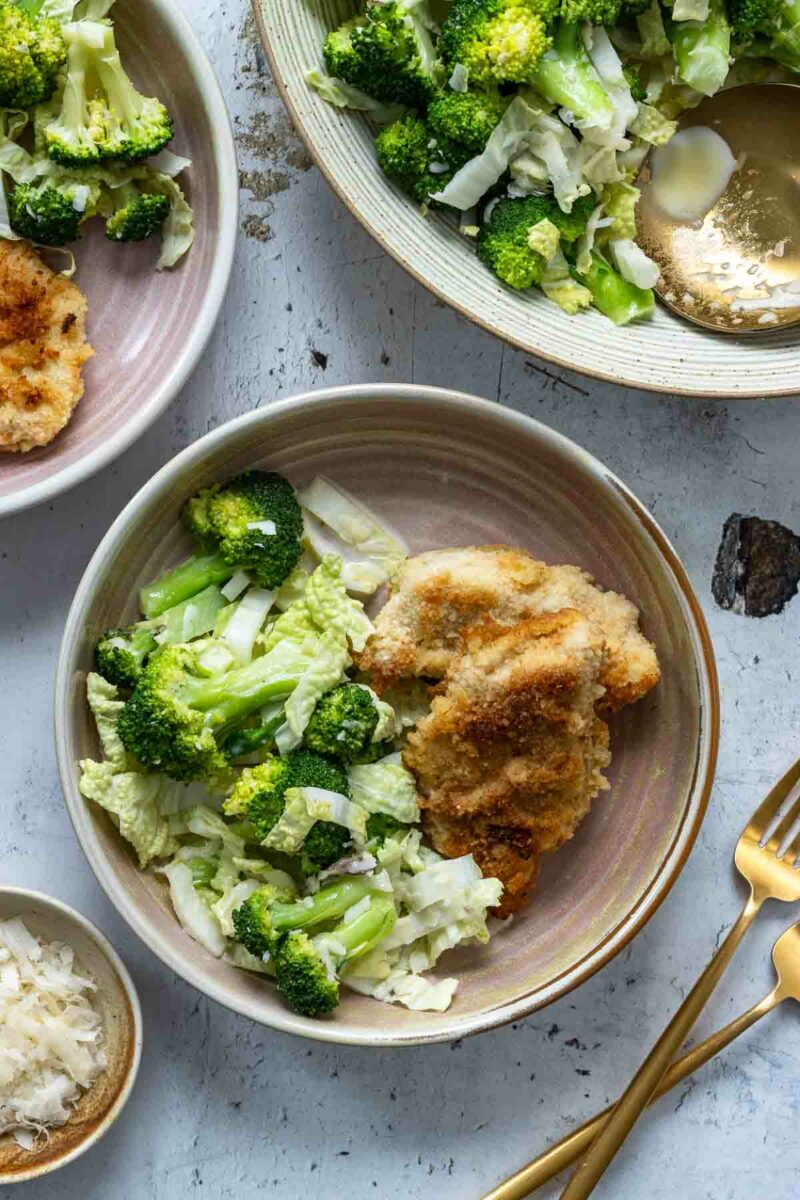 Brokkolisalat mit Puten Schnitzel