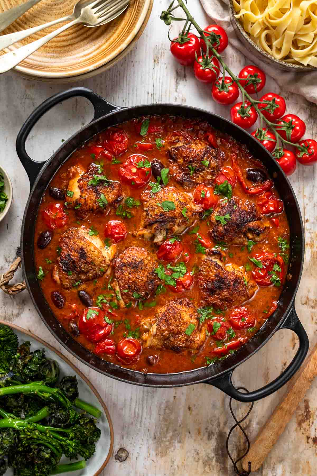 Hähnchenschenkel geschmort in Tomatensauce