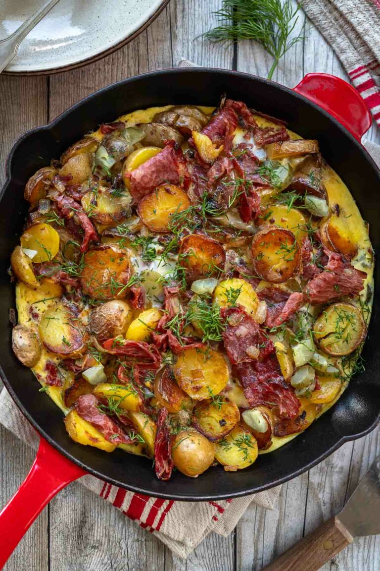 Bratkartoffeln mit Ei und Pastrami (Bauernfrühstück)