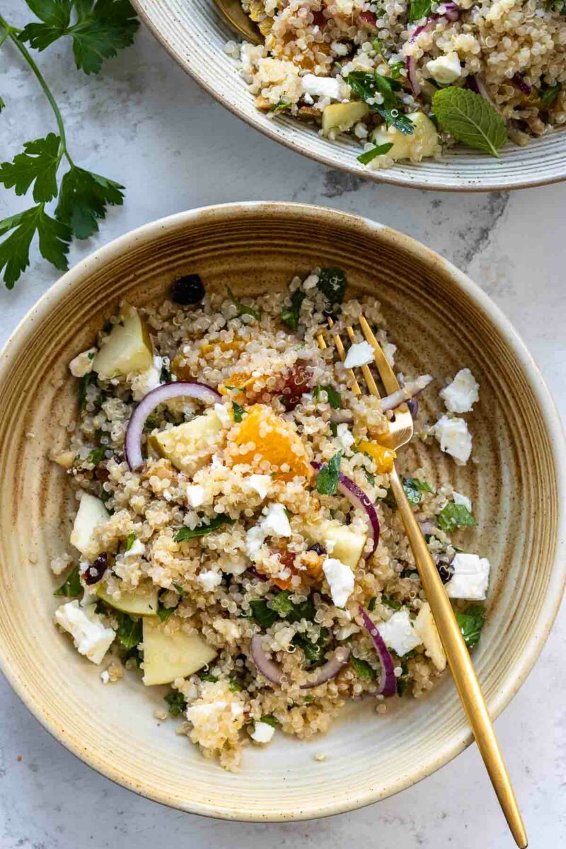 Salat mit Quinoa, Früchten, Kräuter und Feta