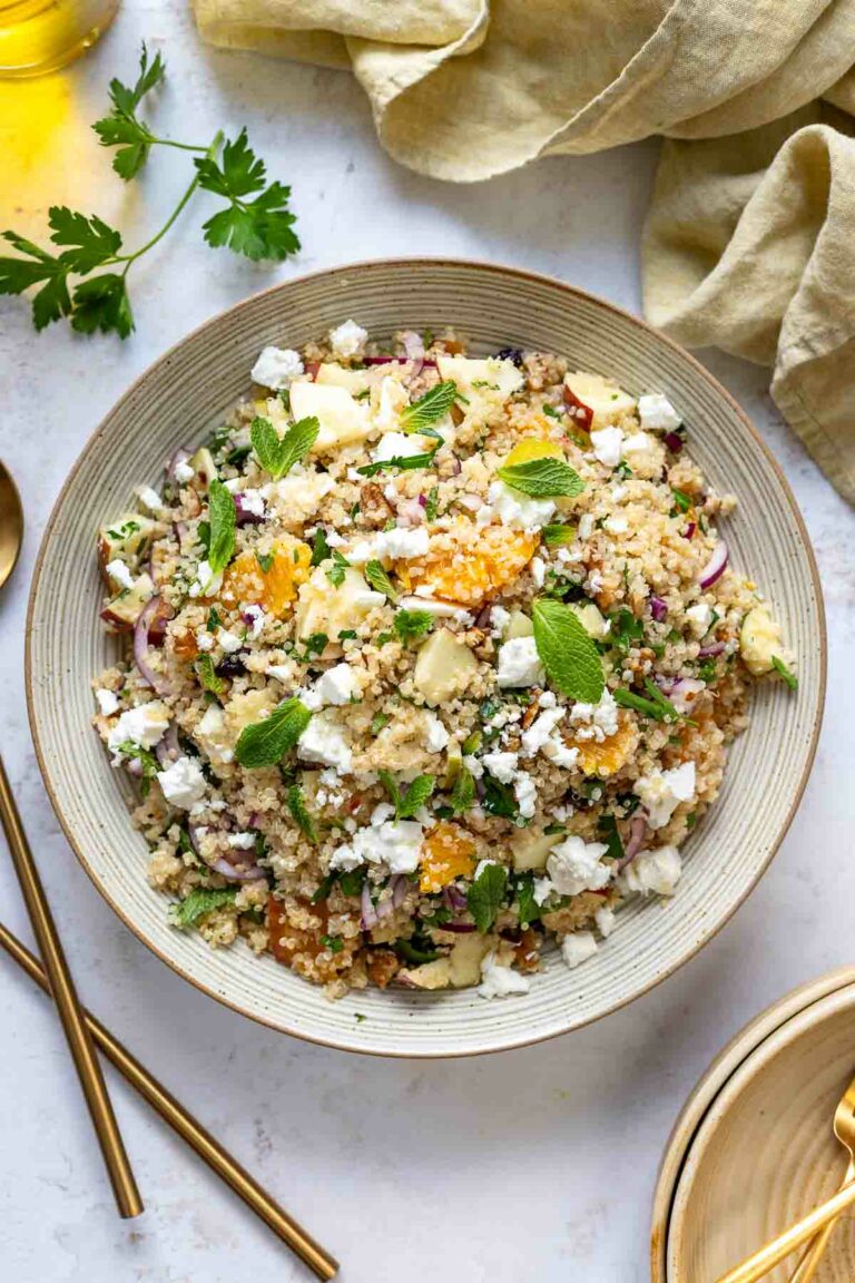 Salat mit Quinoa, Früchten, Kräuter und Feta