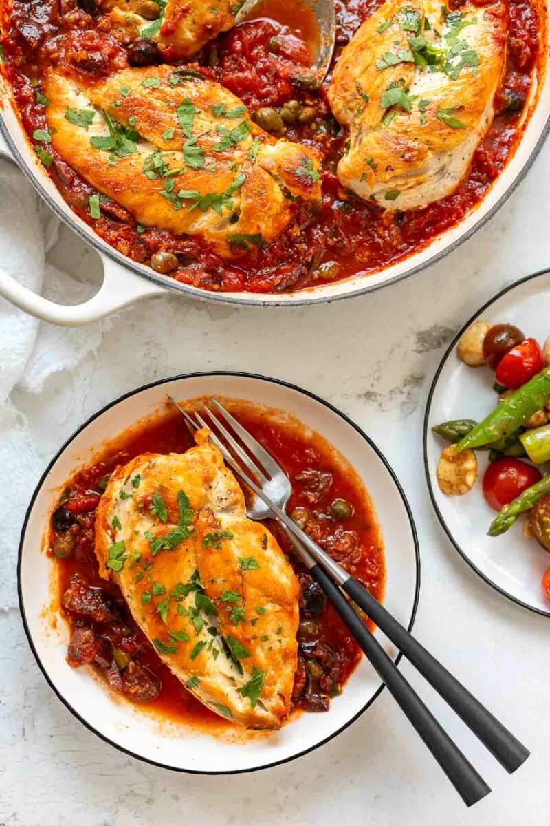 Hähnchen Puttanesca in Tomatensauce