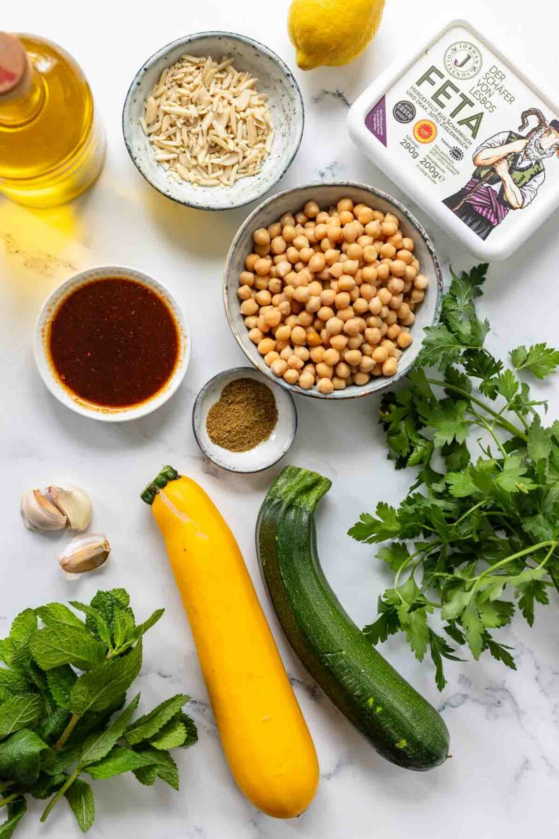 Zutaten für Zucchini im Ofen mit Kichererbsen und Feta