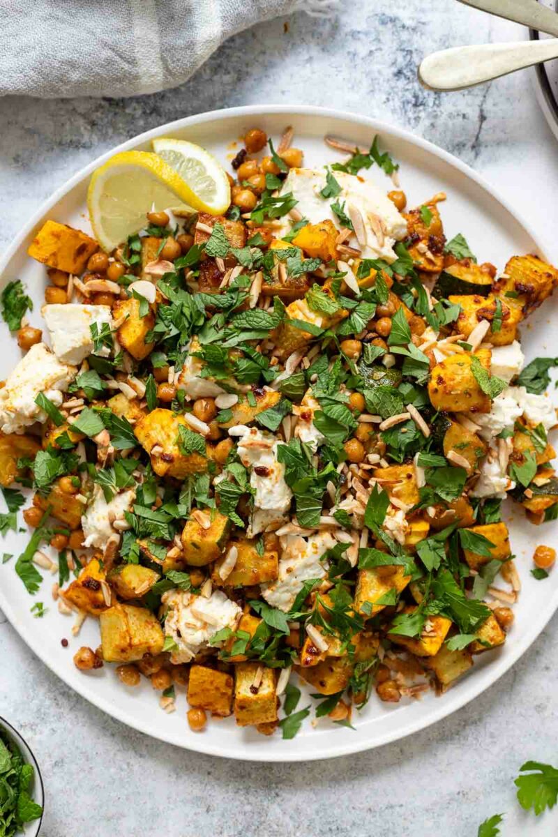 Zucchini im Ofen mit Kichererbsen und Feta