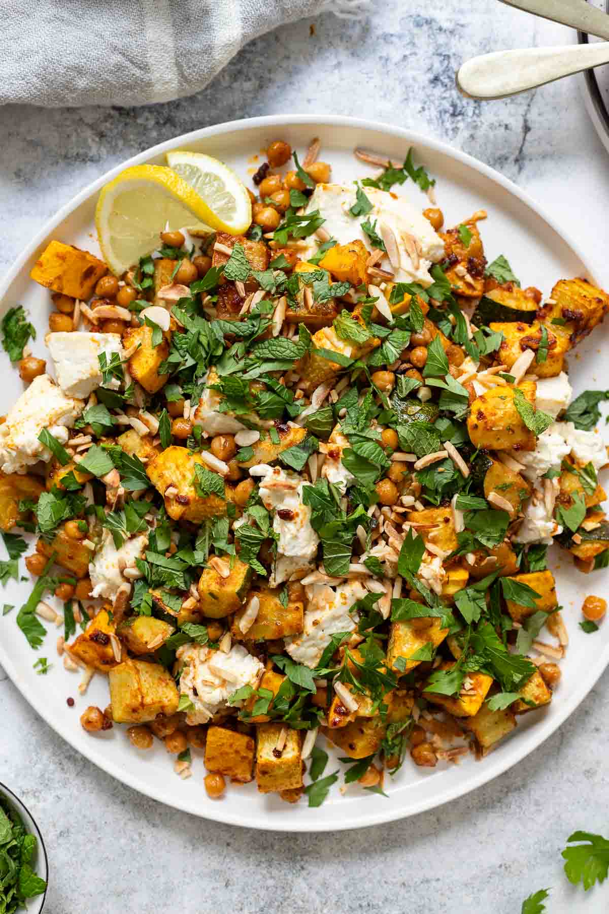 Zucchini im Ofen mit Kichererbsen und Feta
