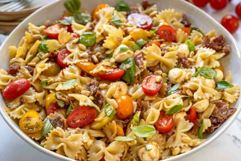 Nudelsalat Caprese mit Tomaten, Mozzarella und Parmaschinken