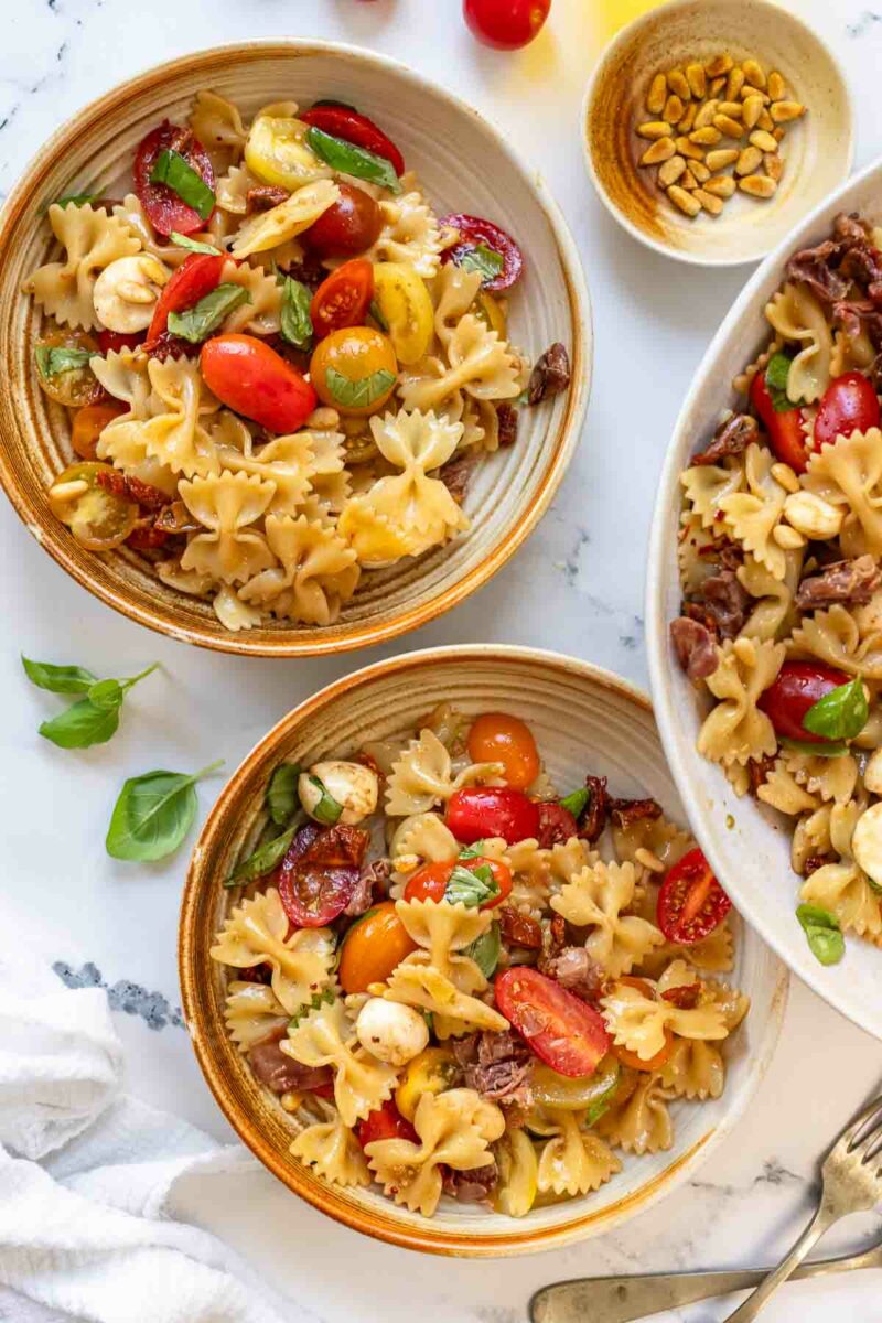 Nudelsalat Caprese mit Tomaten, Mozzarella und Basilikum