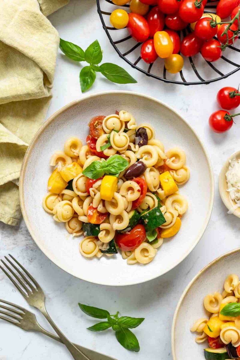 Nudeln mit Zucchini und Tomaten