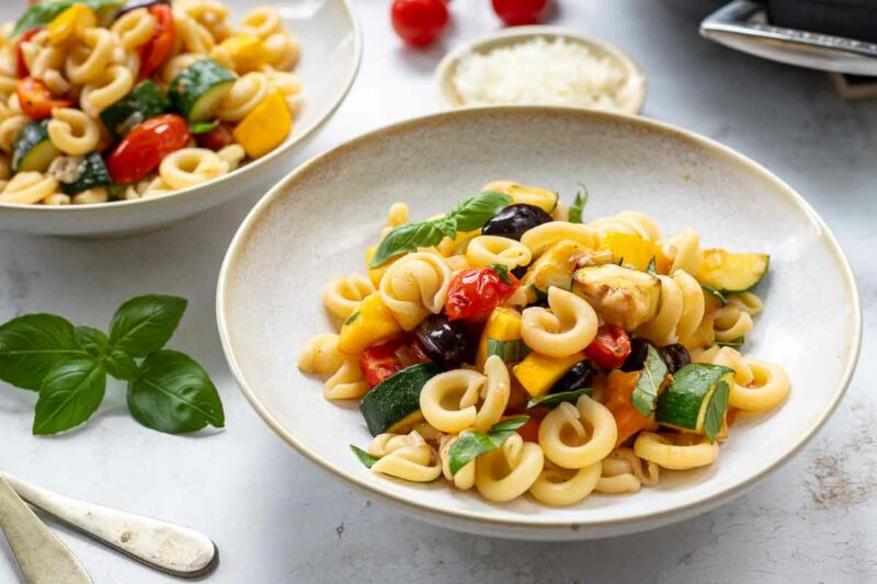 Pasta mit Zucchini und Tomaten