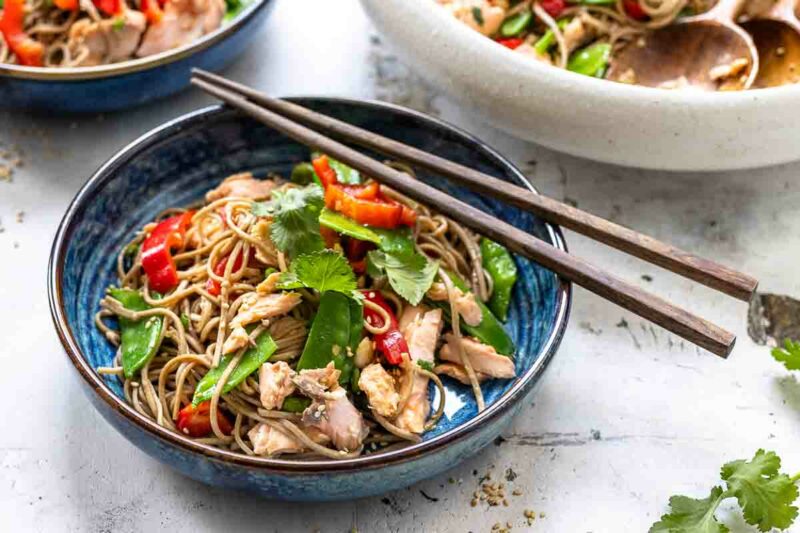 Sobanudeln Rezept mit Miso-Lachs